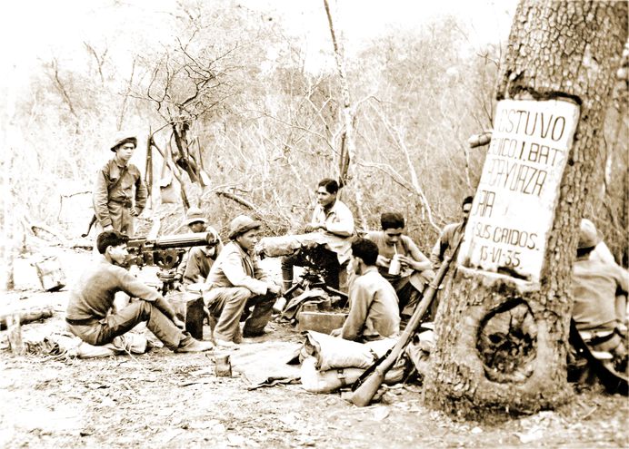 La foto de la colección de Aníbal Tata Ferreira presenta un momento de distensión al final del conflicto bélico. - Archivo abc color